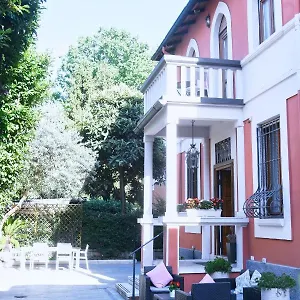 https://la-villa-bed-breakfast.italymilanhotels.net